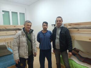 Volontari e un ospite del dormitorio